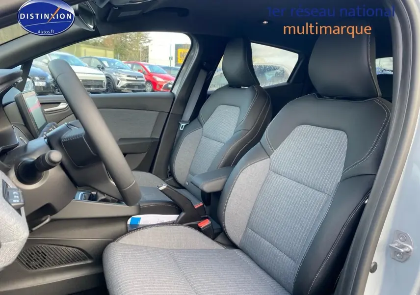 Vue intérieure côté gauche montrant les sièges avant gris clair et foncé de la Renault Clio V 1.0 TCe 90 Techno.