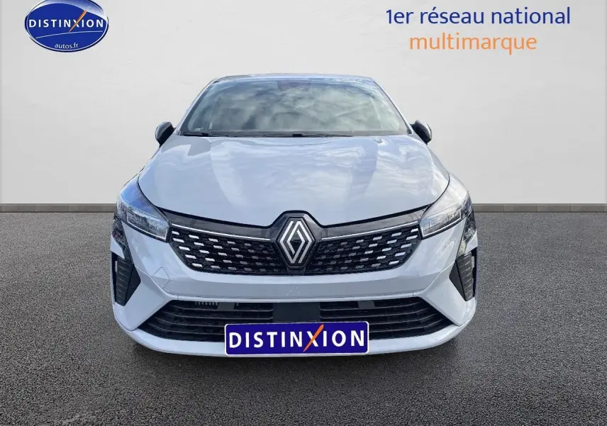 Vue frontale d'une Renault Clio V gris rafale avec calandre noire et logo Renault proéminent.