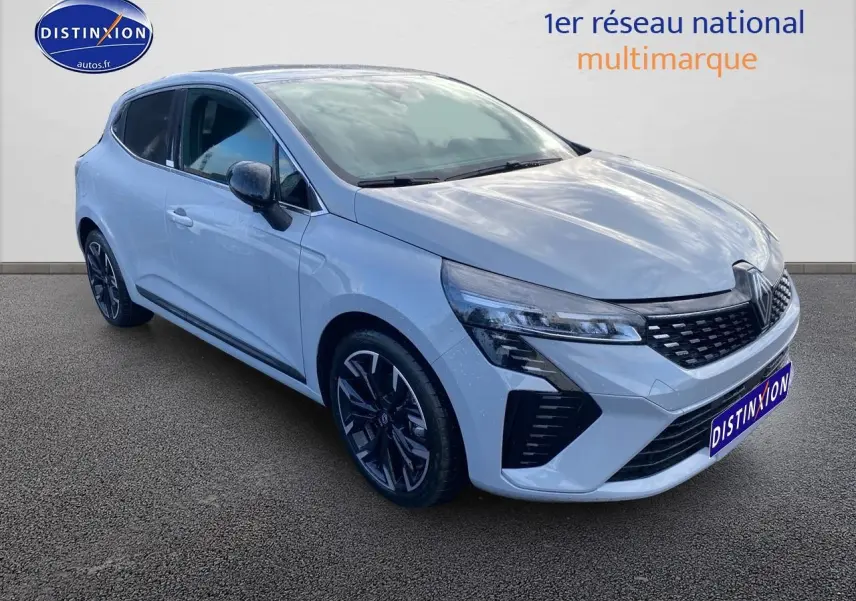 Renault Clio V gris rafale vue 3/4 avant droit avec jantes alliage et calandre chromée.