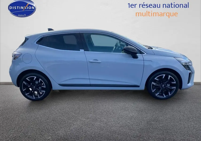 Profil droit de la Renault Clio V gris rafale 2025 avec jantes alu noires et vitres arrière surteintées.