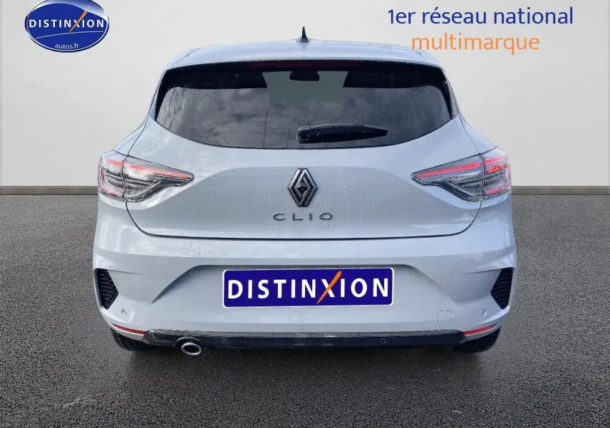 Vue arrière d'une Renault Clio V gris rafale avec feux LED et sortie d'échappement chromée visible.