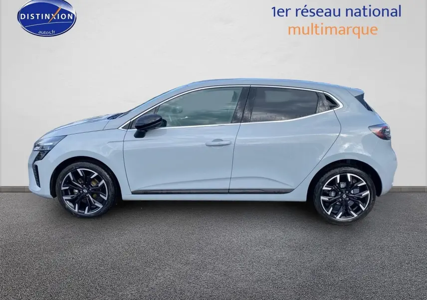 Profil droit de la Renault Clio V gris rafale 2025 avec jantes alu noires et vitres surteintées.