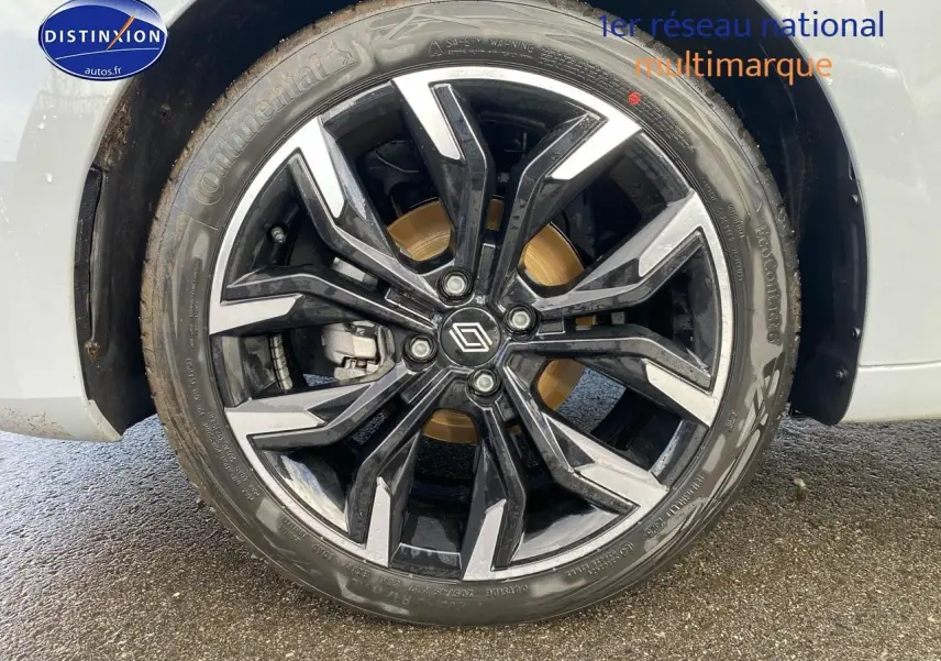 Gros plan sur la jante alu noire et argentée de la Renault Clio V gris rafale, avec pneu Continental visible.