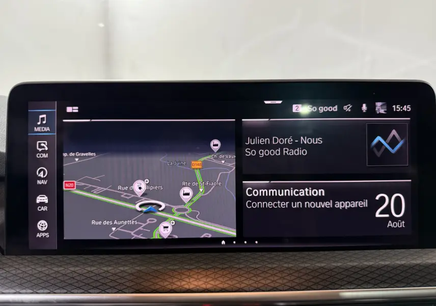 Écran tactile central du tableau de bord du BMW X3 xDrive30e 2023 affichant navigation et média.