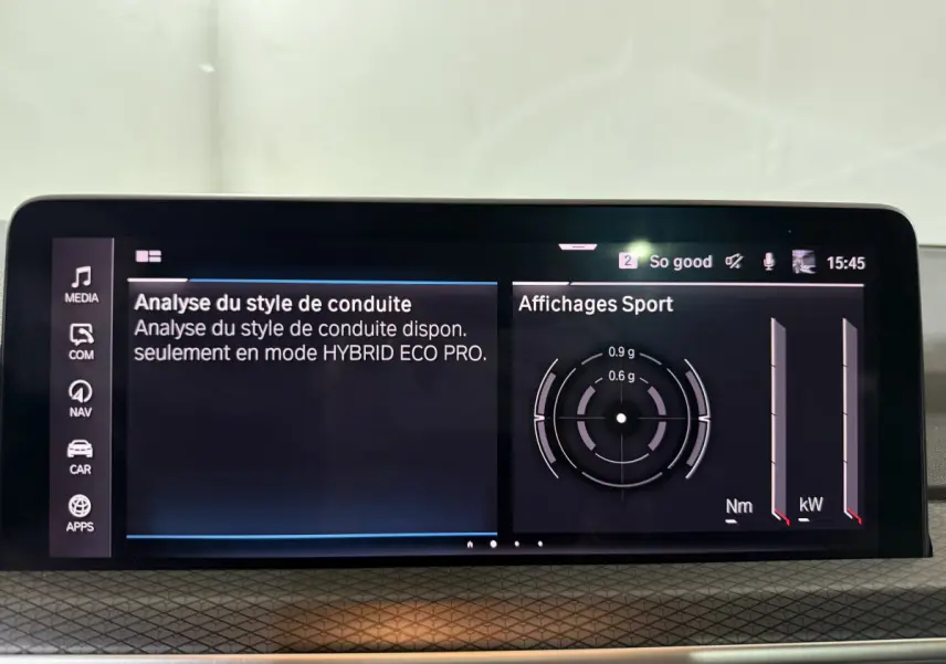 Écran tactile central du BMW X3 xDrive30e 2023 affichant l'analyse du style de conduite en mode hybride.