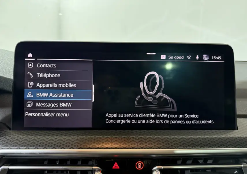 Écran tactile central du BMW X3 xDrive30e 2023 affichant le menu BMW Assistance en intérieur noir et gris.