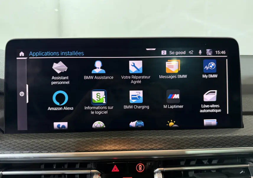 Écran tactile central du tableau de bord du BMW X3 xDrive30e 2023 affichant les applications installées.