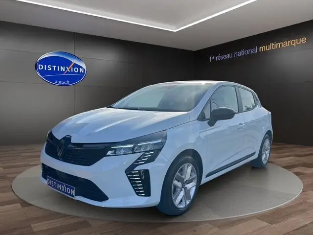 Renault Clio V blanc en 3/4 avant droit, avec feux LED Pure Vision et enjoliveurs 16 pouces Amiticia.