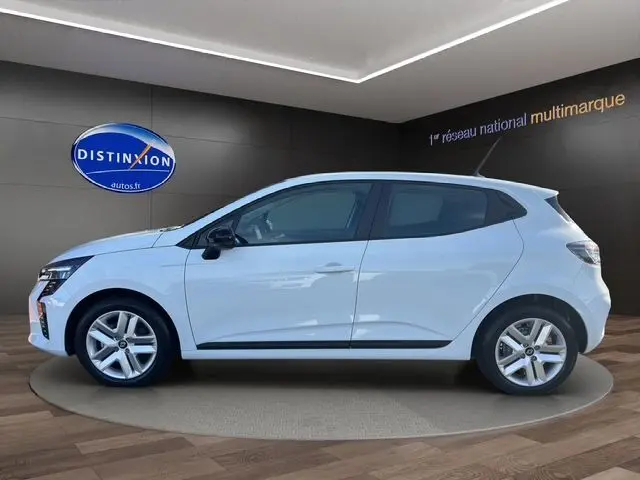 Profil droit d'une Renault Clio V blanche 2025 avec enjoliveurs 16'' Amiticia dans un showroom.