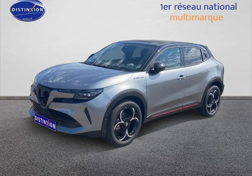 Vue 3/4 avant droite d'une Alfa Romeo Junior 1.2 hybride gris clair avec jantes noires et toit noir.