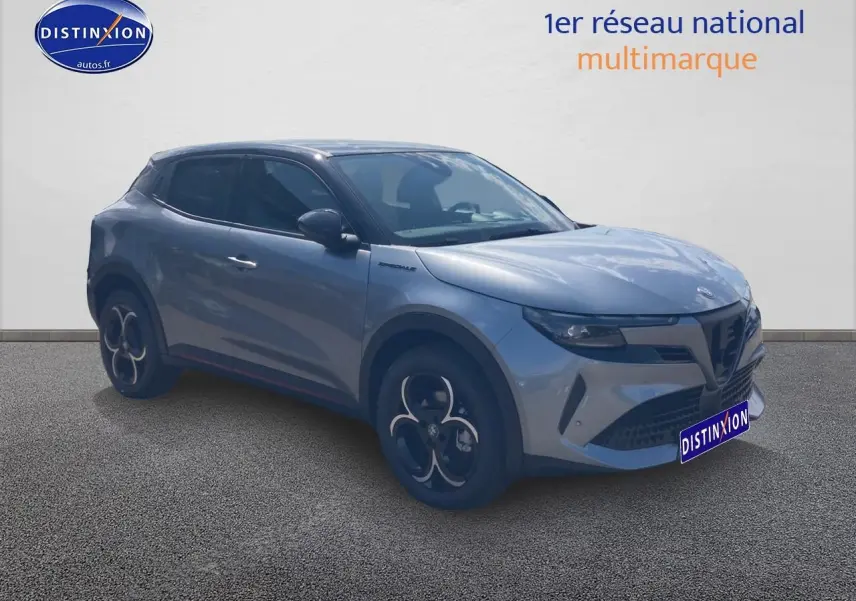 Vue 3/4 avant d'une Alfa Romeo Junior 1.2 hybride gris t/noir avec jantes alliage et vitres teintées.