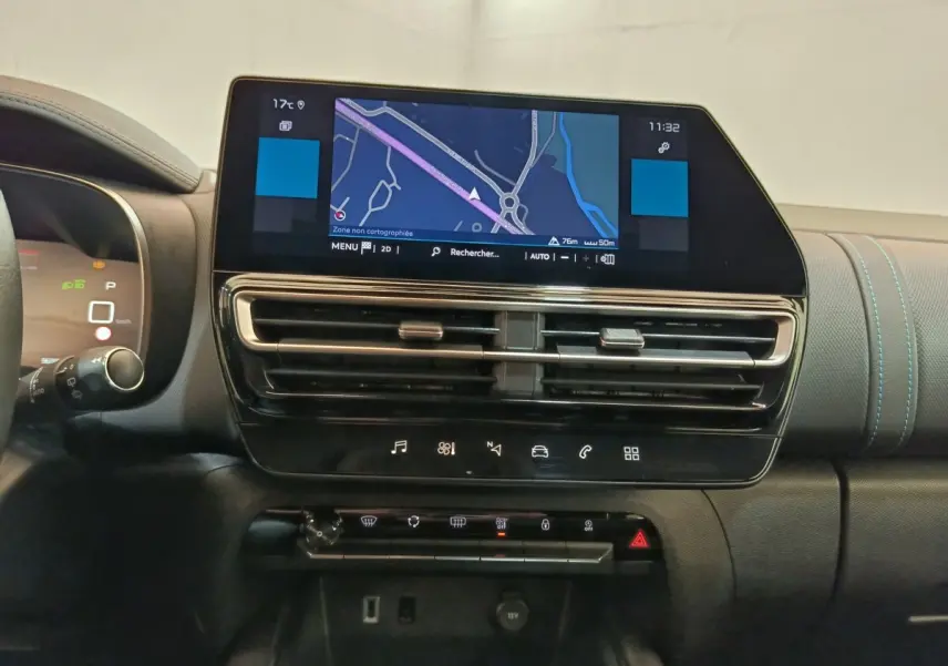 Vue rapprochée de l’écran tactile central et des aérateurs du tableau de bord du Citroën C5 Aircross noir 2024.