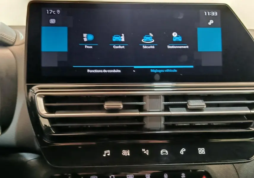 Écran tactile central affichant les réglages de conduite dans l'habitacle noir du Citroën C5 Aircross 2024.