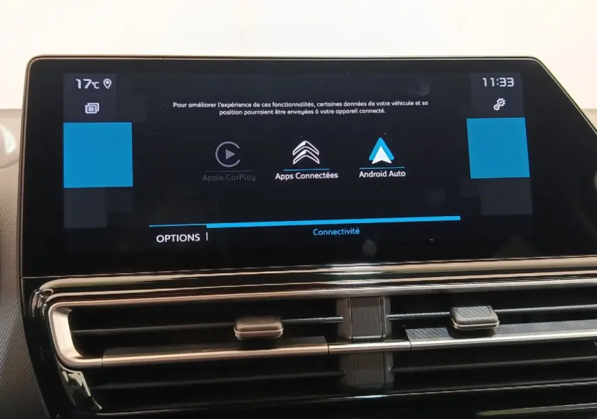Écran tactile central affichant les options Apple CarPlay et Android Auto dans le tableau de bord d'une Citroën C5 Aircross noir.