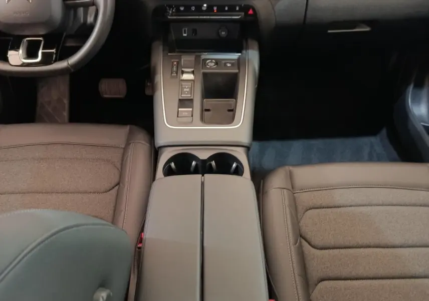 Vue intérieure centrée sur la console et tableau de bord du Citroën C5 Aircross noir avec écran tactile et volant multifonctions.
