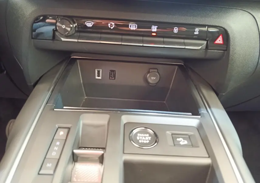 Vue rapprochée de la console centrale noire du Citroën C5 Aircross 2024 avec bouton start/stop et commandes de boîte auto.