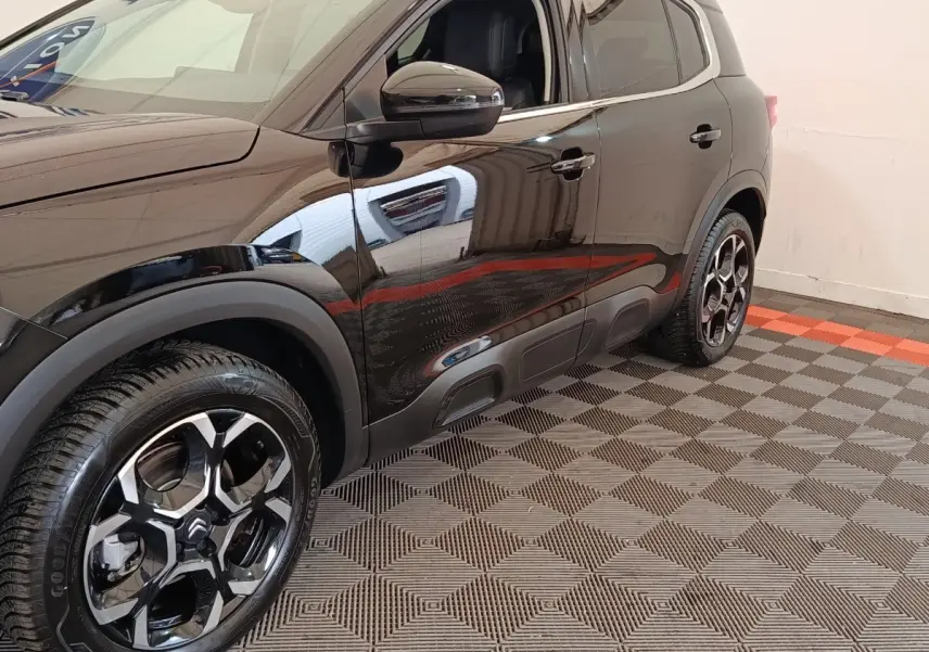 Vue de côté droit du Citroën C5 Aircross noir 2024, mettant en valeur les jantes et les protections latérales.
