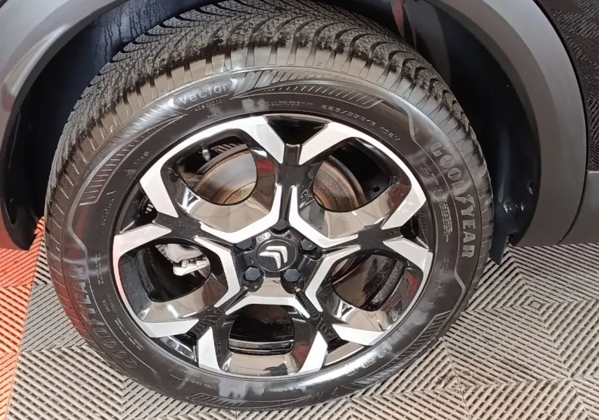 Gros plan sur la roue arrière droite noire d'un Citroën C5 Aircross 2024, avec pneu Goodyear visible.
