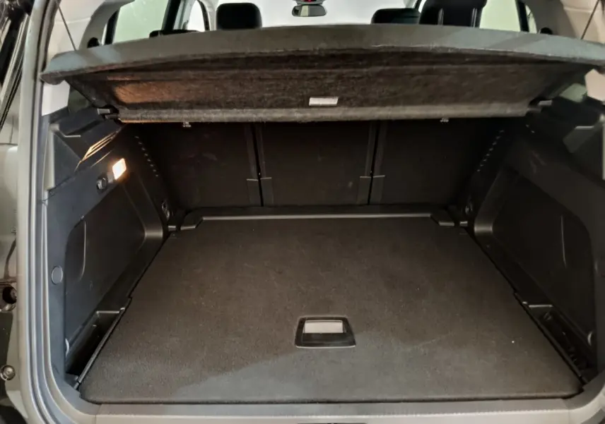 Coffre ouvert noir du Citroën C5 Aircross 2024, vue arrière montrant l'espace de chargement et la tablette cache-bagages.