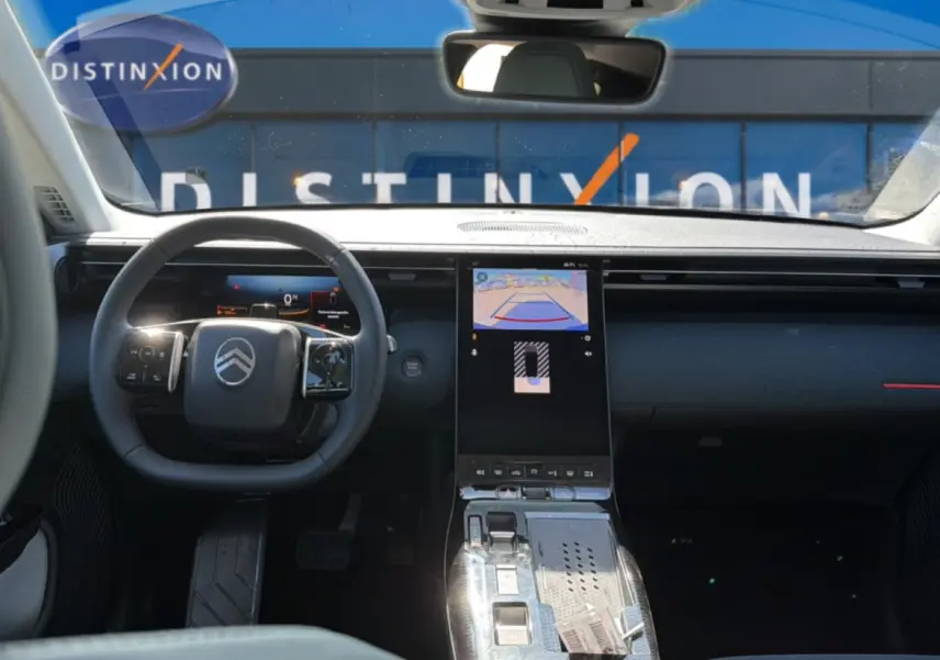 Vue intérieure frontale du Citroën C5 Aircross hybride 2026, tableau de bord noir avec écran tactile central vertical.