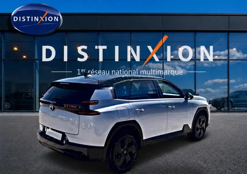 Vue 3/4 arrière droite du Citroën C5 Aircross blanc et noir avec toit bi-ton et jantes alliage 19 pouces.
