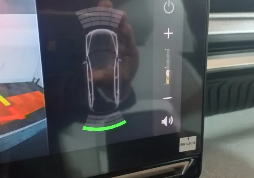 Affichage tactile intérieur montrant l'aide au stationnement arrière d'une Citroën C3 hybride gris foncé.