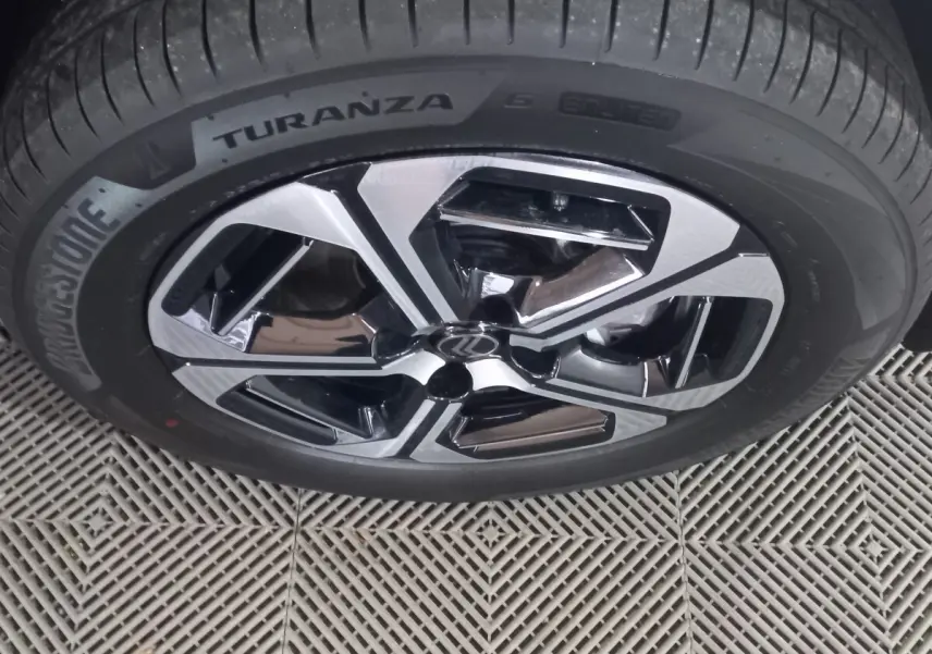 Gros plan sur la roue avant droite de la Citroën C3 hybride 2025 avec jante alliage bicolore et pneu Bridgestone Turanza.