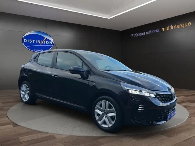 Renault Clio V noir en 3/4 avant droit, avec phares Full LED et jantes alliage 16 pouces visibles.