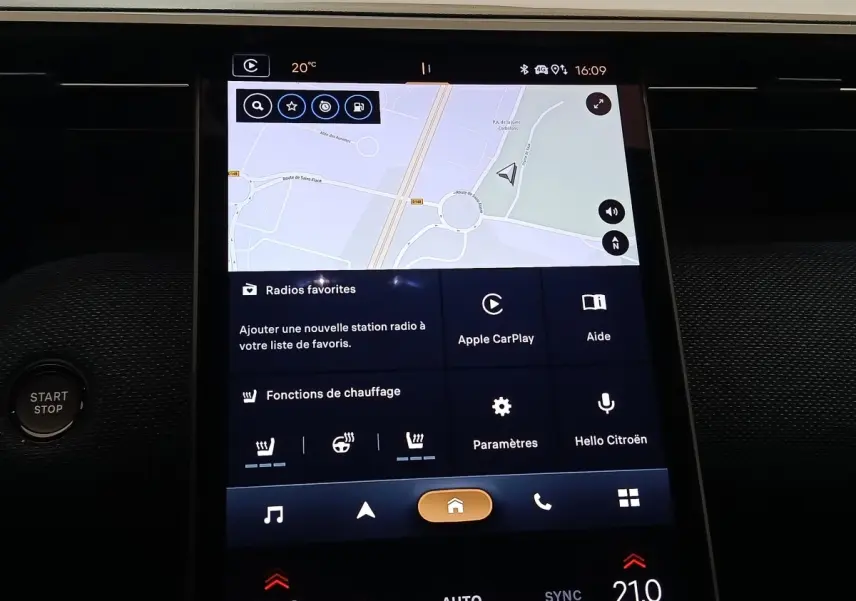 Écran tactile central du tableau de bord de la Citroën C5 Hybride 2026 affichant la navigation et les fonctions multimédia.