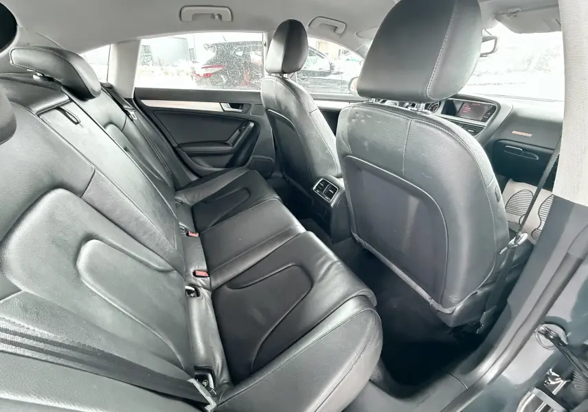 Vue intérieure arrière côté droit de l'Audi A5 Sportback 2009 avec sièges cuir noir et finitions sobres.