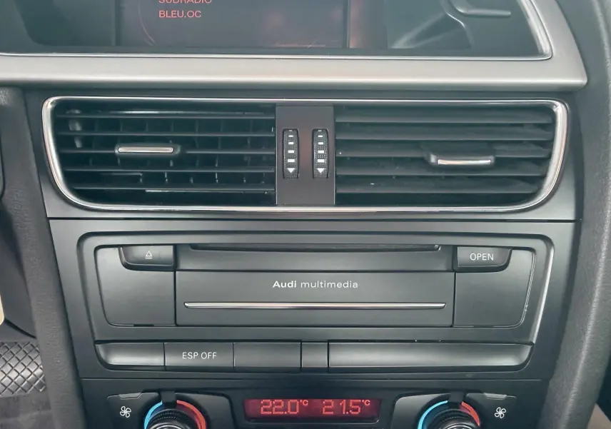 Vue rapprochée du tableau de bord de l'Audi A5 Sportback 2009, avec commandes de climatisation et système multimédia.