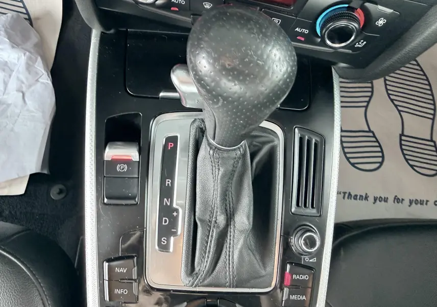 Vue rapprochée de la console centrale de l'Audi A5 Sportback 2009 avec levier de vitesse automatique en cuir noir.