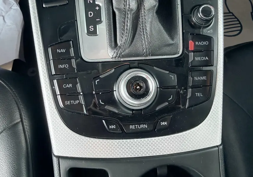 Vue rapprochée de la console centrale noire et argentée avec levier de vitesse et commandes multimédia d’une Audi A5 Sportback.
