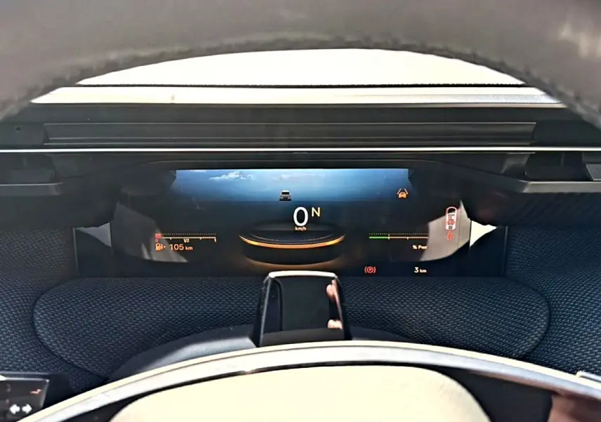 Vue rapprochée du tableau de bord numérique et du volant noir du Citroën C5 Aircross hybride 2026.