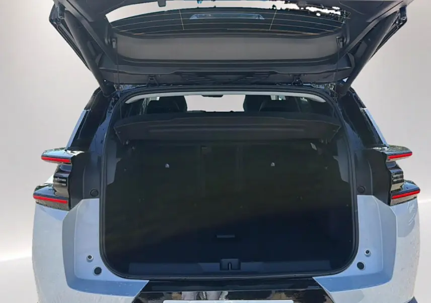 Vue arrière ouverte du Citroën C5 Aircross 2026 blanc et noir, mettant en valeur le coffre spacieux et le toit bi-ton.