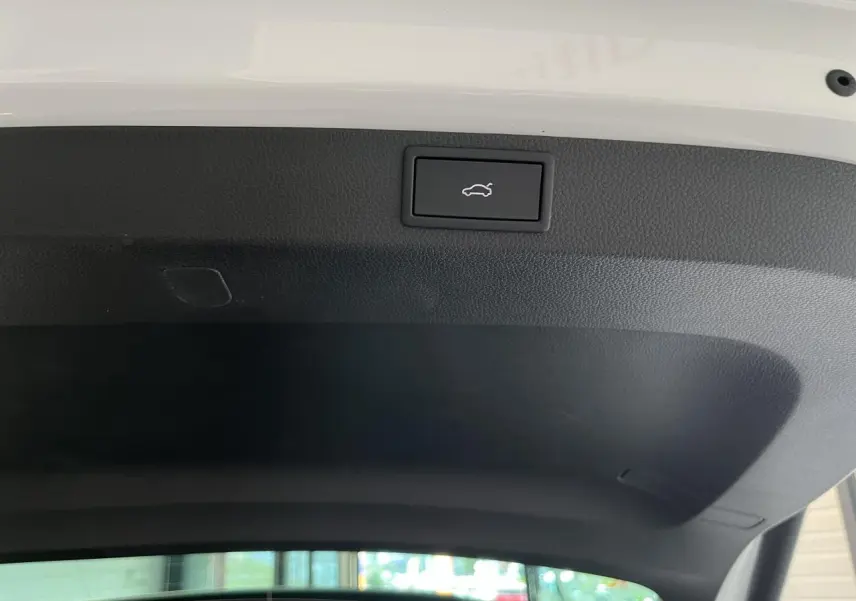 Bouton d'ouverture électrique du hayon sur la partie intérieure du coffre d'un SKODA KAROQ blanc 2025 Sportline