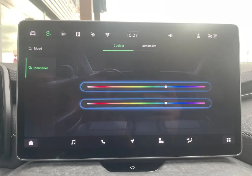 Écran tactile intérieur du Skoda Kodiaq 2024 affichant le réglage de la couleur d'ambiance en mode individuel.