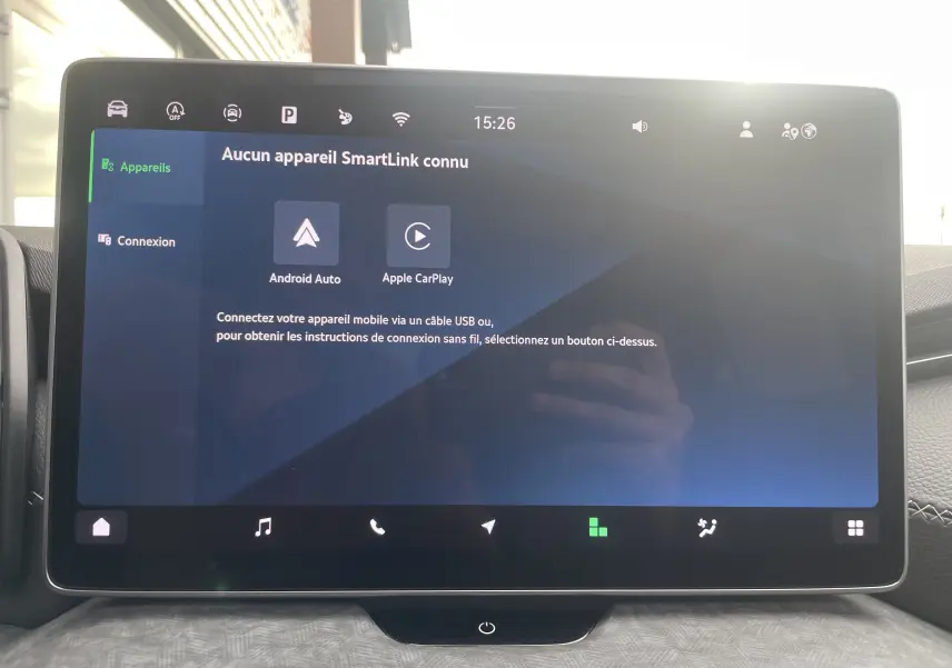Écran tactile central du Skoda Kodiaq 2024 affichant les options Android Auto et Apple CarPlay, intérieur noir.