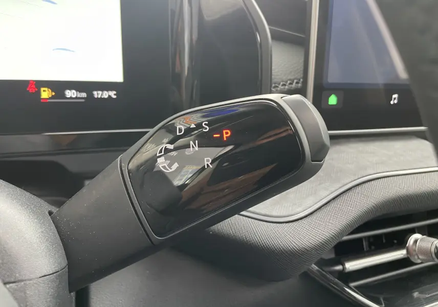 Le levier de boîte automatique noir brillant du Skoda Kodiaq 2024, affichant la position P en rouge, dans l'habitacle.