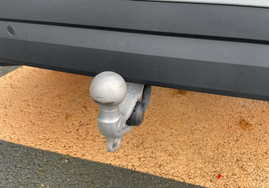 Gros plan sur l'attelage arrière en métal d'un Skoda Kodiaq noir métal 2024, soulignant sa robustesse et fonctionnalité.