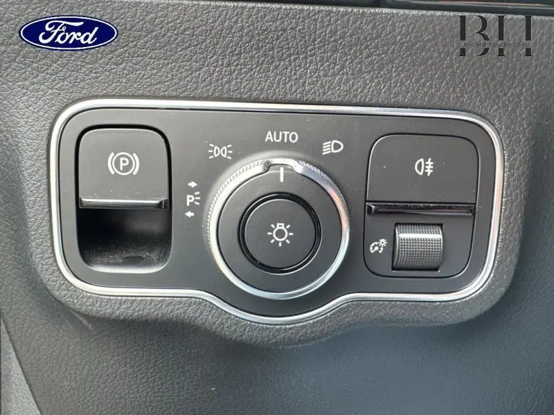 Panneau de commandes d'éclairage intérieur sur fond noir, sans lien visible avec un Mercedes GLA bleu denim métallisé.