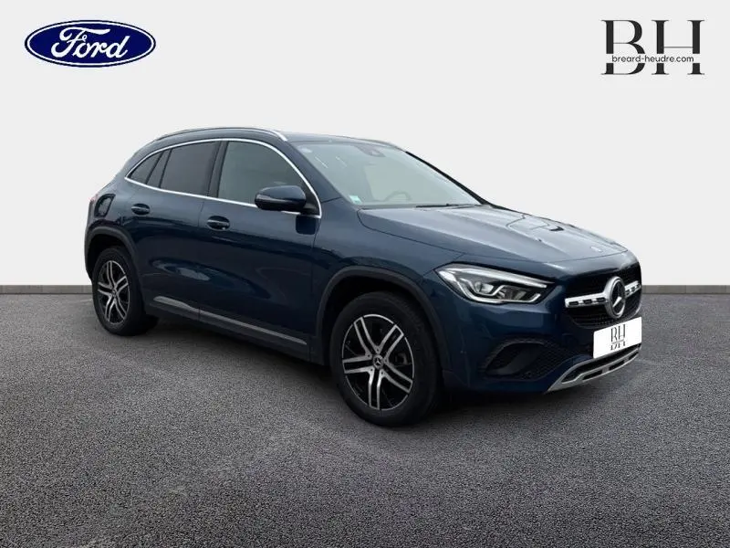 Mercedes GLA 250 e Business Line bleu denim métallisé en vue 3/4 avant droit sur fond neutre.