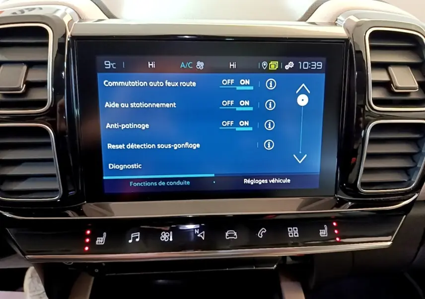 Écran tactile central du tableau de bord du Citroën C5 Aircross Hybrid blanc, affichant les réglages d'aide à la conduite.