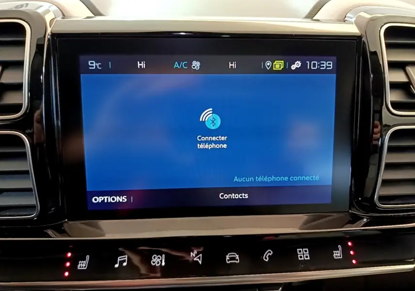 Écran tactile central allumé du Citroën C5 Aircross blanc, affichant la connexion Bluetooth téléphone.