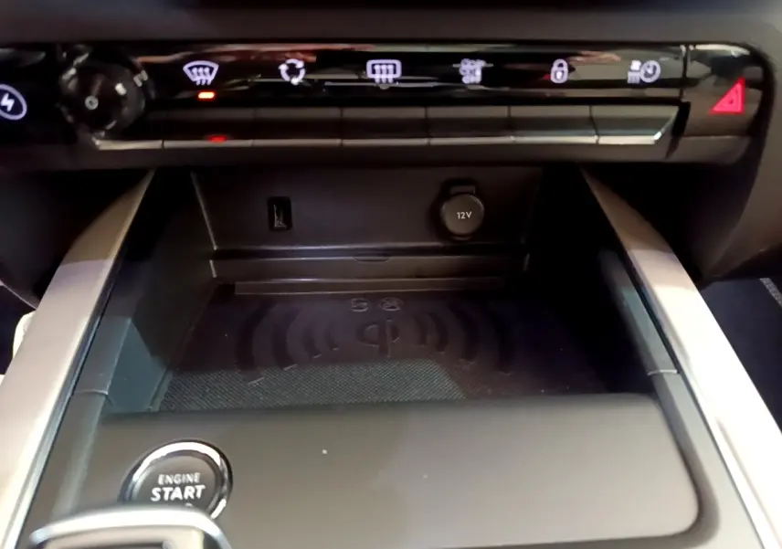 Gros plan sur la console centrale noire du Citroën C5 Aircross Hybrid avec bouton démarrage et prise 12V visible.