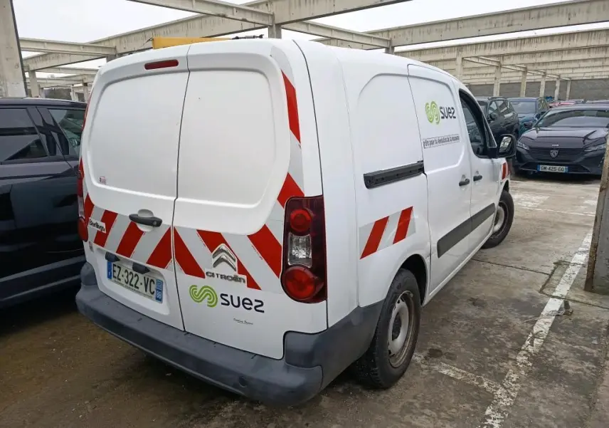 Vue 3/4 arrière droite d’un Citroën Berlingo XL blanc utilitaire avec bandes rouges réfléchissantes et logo Suez sur porte latérale.
