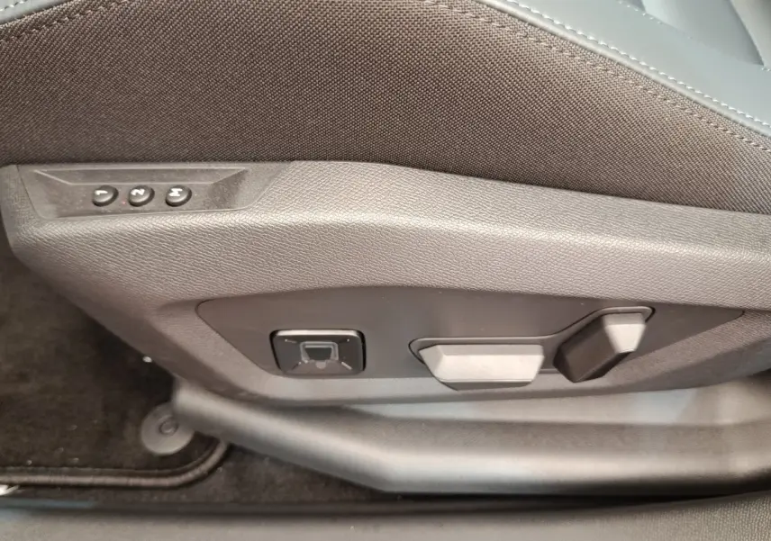 Détail des commandes de réglage électrique du siège conducteur sur Citroën C5 Hybride vert 2026.