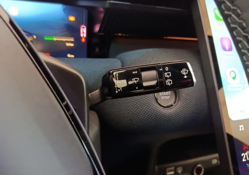 Gros plan sur la commande des essuie-glaces et bouton start/stop dans l’habitacle de la Citroën C5 Hybride 2026.