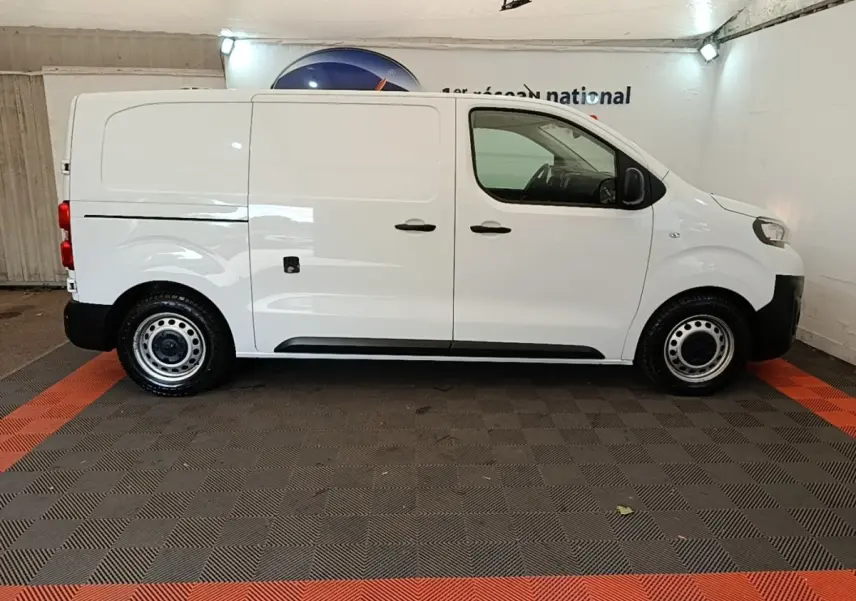 Profil droit du Peugeot Expert Fourgon blanc 2023, vue latérale avec porte coulissante et jantes acier.