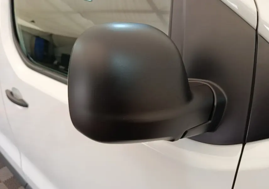 Rétroviseur noir en gros plan côté droit du Peugeot Expert Fourgon blanc, vue latérale partielle.